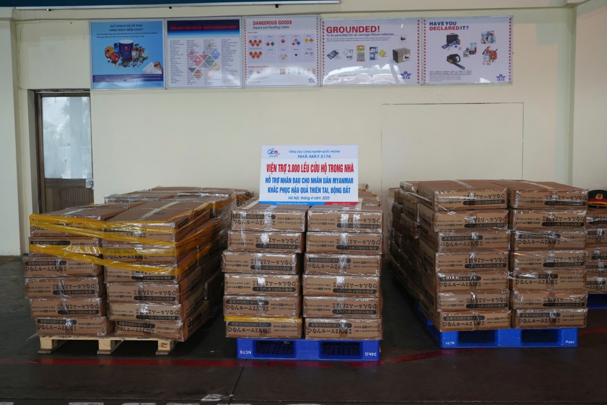 Hàng cứu trợ gồm các mặt hàng thiết yếu như lương khô, lều cá nhân và nhiều vật dụng cứu trợ khác.