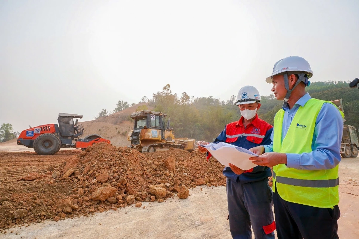 Ông Trần Văn Chuân, Phó Giám đốc Ban Quản lý dự án cao tốc Hữu Nghị - Chi Lăng, cho biết các nhà thầu hiện đang tập trung huy động toàn lực nhân lực và thiết bị, thực hiện đúng tinh thần “mặt bằng bàn giao tới đâu, khẩn trương triển khai thi công tới đó”.