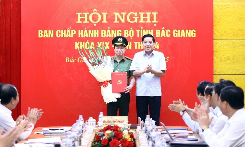 Bí thư Tỉnh uỷ Bắc Giang Nguyễn Văn Gấu thừa ủy quyền của Ban Bí thư trao quyết định cho Đại tá Nguyễn Quang Vinh, Giám đốc Công an tỉnh Bắc Giang