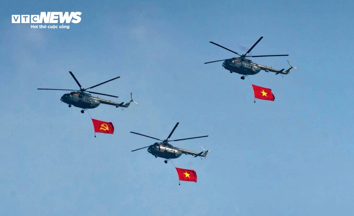 Trong khi đó, các biên đội trực thăng mang cờ Đảng và cờ Tổ quốc bay phấp phới.