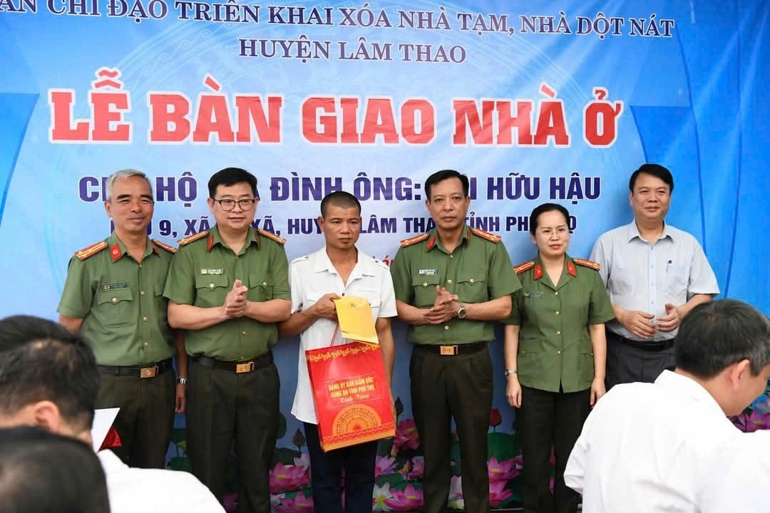 Lãnh đạo công an tỉnh, nhà tài trợ trao biểu trưng cho hộ gia đình ông Bùi Văn Hải. Ảnh: Phương Thu.