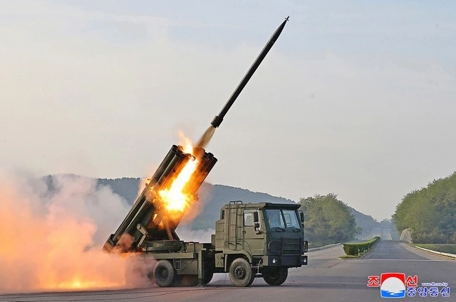 Hệ thống pháo phản lực phóng loạt M1991 của Triều Tiên khai hỏa. Ảnh: KCNA
