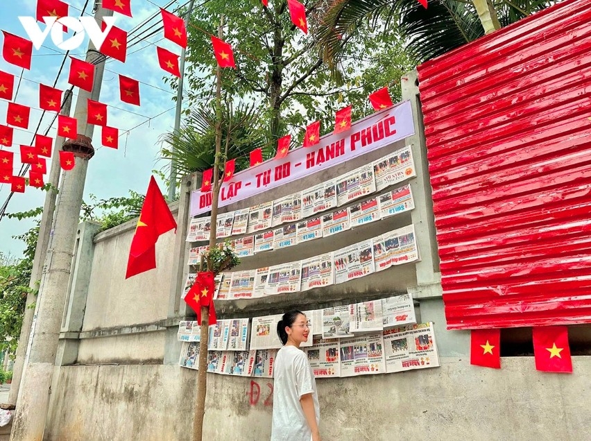 Quang Huy town in Phu Yen glows with national flags, books, and newspapers, inspiring deep patriotism among local youth.