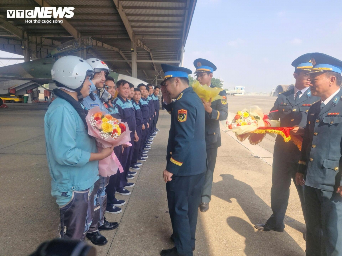 Sau khi hoàn thành nhiệm vụ bay chào mừng đại lễ 30/4, các biên đội bay trở về sân bay Biên Hòa. Đại tá Nguyễn Huy Tuấn - Phó Chính ủy Quân chủng Phòng không - Không quân, Bộ Quốc phòng đến chúc mừng các phi công hoàn thành xuất sắc nhiệm vụ.