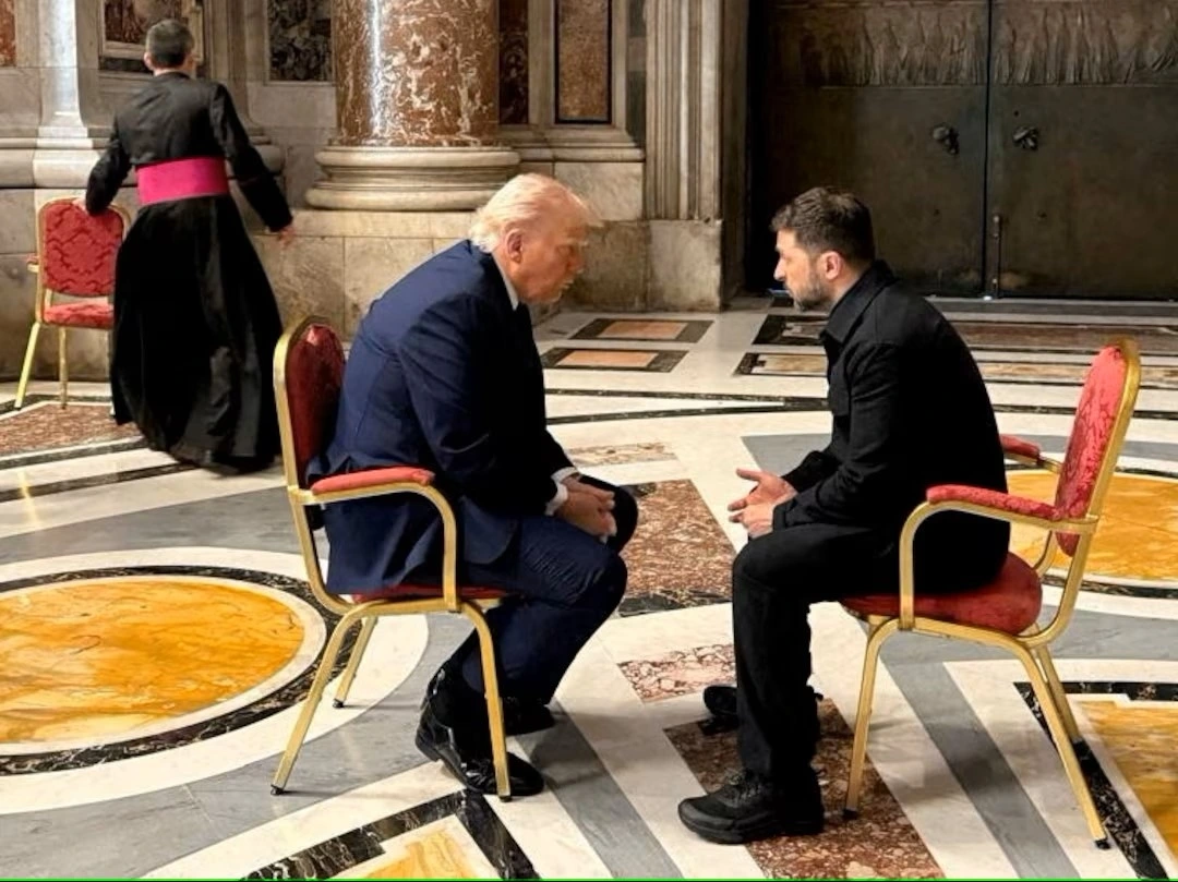 Một chiếc ghế đã bị quan chức Vatican cất đi (Ảnh: Reuters)