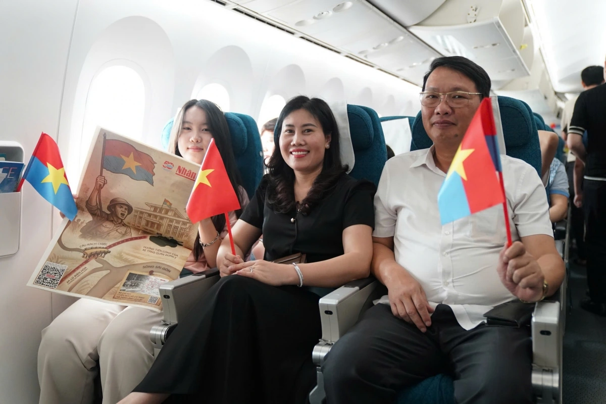 Tất cả hành khách cùng phi hành đoàn vẫy cao lá cờ đỏ sao vàng, hòa mình vào giai điệu bài hát “Như có Bác trong ngày đại thắng”, tạo nên không khí rộn ràng và phấn khởi.