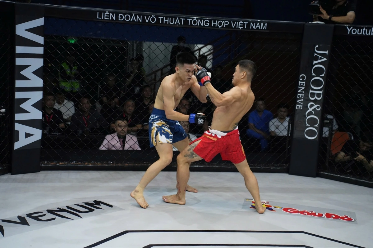 Tối 12/4/2025, tại Nhà thi đấu Tây Hồ, Hà Nội, sự kiện LION Championship 21 tạo dấu ấn đặc biệt trong lòng người hâm mộ MMA Việt Nam với những trận đấu gay cấn và những màn trình diễn ấn tượng. 