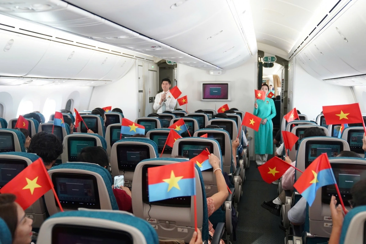 Vietnam Airlines cam kết tiếp tục đồng hành cùng đất nước trên hành trình hội nhập và phát triển, cất cánh với niềm tin vững chắc từ lịch sử vẻ vang của dân tộc.