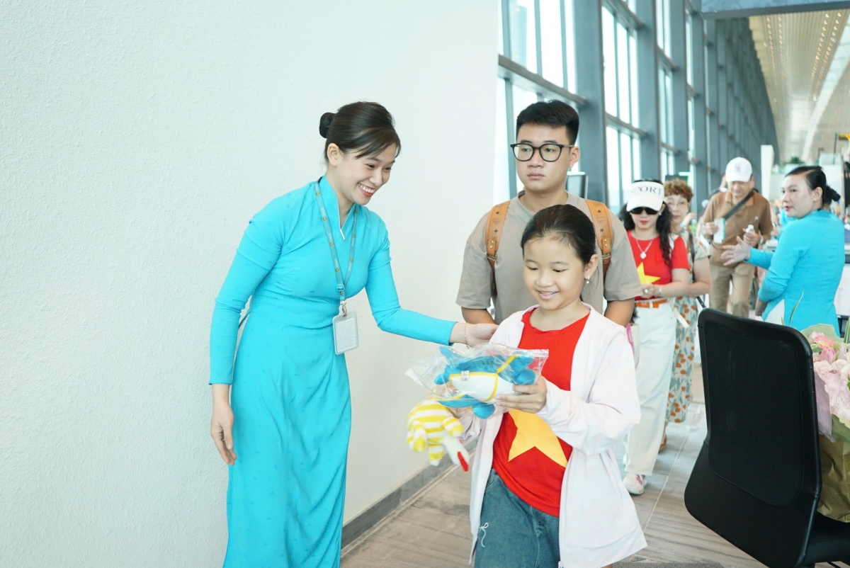 Chào đón những hành khách đầu tiên xuống ga T3 Tân Sơn Nhất.