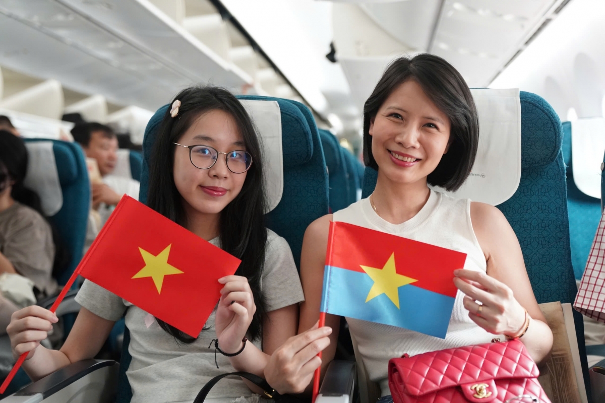 Chị Lê Phương Quỳnh - Hà Nội (bên phải) bày tỏ niềm tự hào khi có mặt trên chuyến bay vào ngày trọng đại này: “Khi biết TP Hồ Chí Minh sẽ tổ chức nhiều hoạt động ý nghĩa kỷ niệm 50 năm Ngày Giải phóng miền Nam, thống nhất đất nước, tôi và gia đình quyết định vào đó để trực tiếp chứng kiến không khí sôi động của thành phố. Tuy nhiên, chúng tôi đã sớm cảm nhận được không khí rộn ràng và niềm tự hào dân tộc ngay trên chuyến bay ý nghĩa này”.