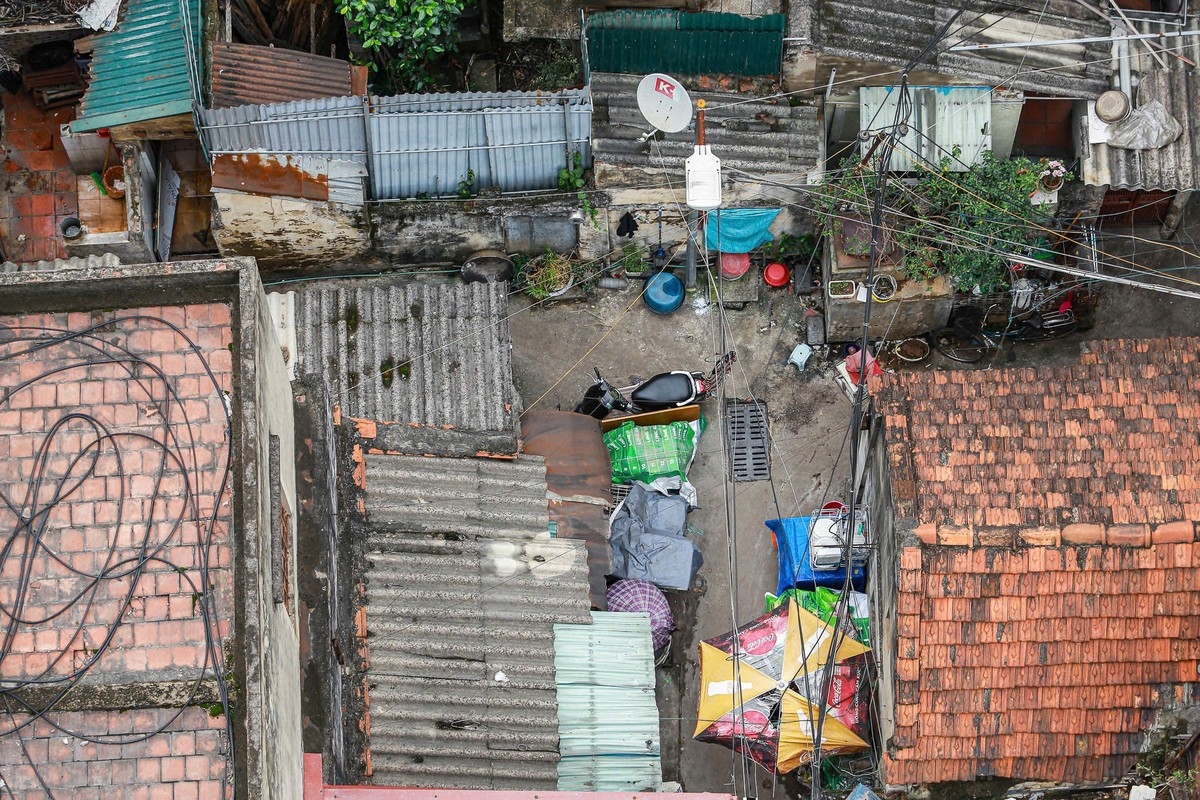 Trái ngược hoàn toàn với sự tiện nghi, hiện đại của các cửa hàng ngoài mặt phố Đinh Tiên Hoàng, các hộ dân phía trong các con ngõ nhỏ trong diện di dời đang sống trong các căn hộ chật chội, tối tăm, xuống cấp.