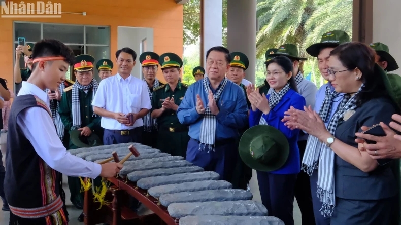 Ông Nguyễn Trọng Nghĩa thưởng thức tiết mục đàn đá.