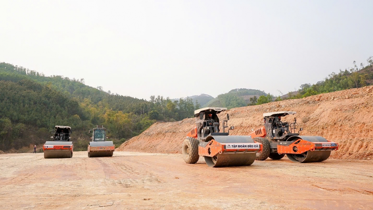 Kể từ sau lễ khởi công, tỉnh Lạng Sơn đã bàn giao 49,9/59,87km mặt bằng (đạt 83,6%). Theo báo cáo của Bộ Xây dựng, công tác GPMB dù được tỉnh Lạng Sơn khẩn trương triển khai, tuy nhiên đến nay dự án chưa hoàn thành xây dựng khu tái định cư, di dời, cải tạo đường điện cao thế và bàn giao toàn bộ mặt bằng cho chủ đầu tư.