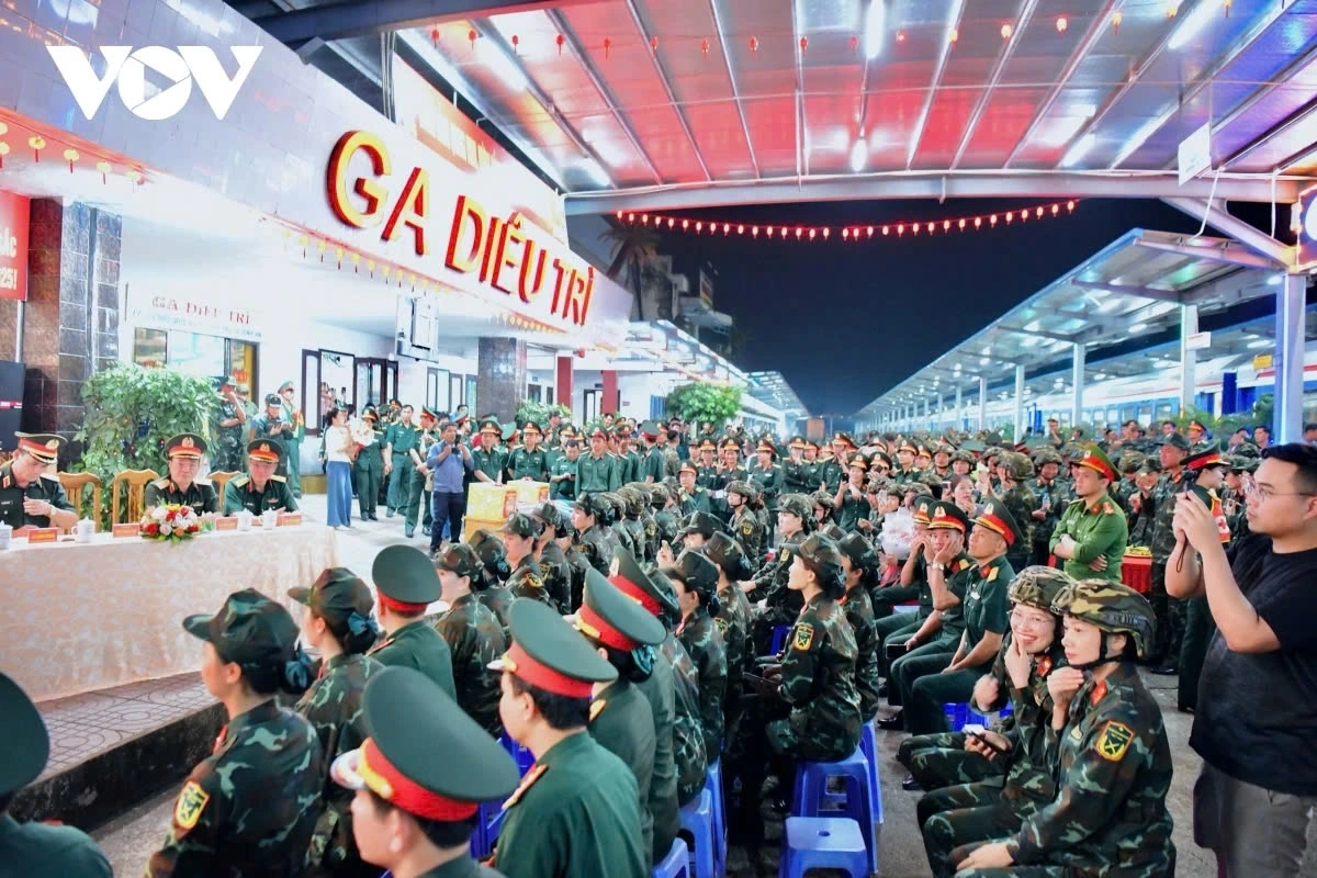 Lực lượng diễu binh dịp kỷ niệm 50 năm ngày giải phóng miền Nam đến ga Diêu Trì, Bình Định.