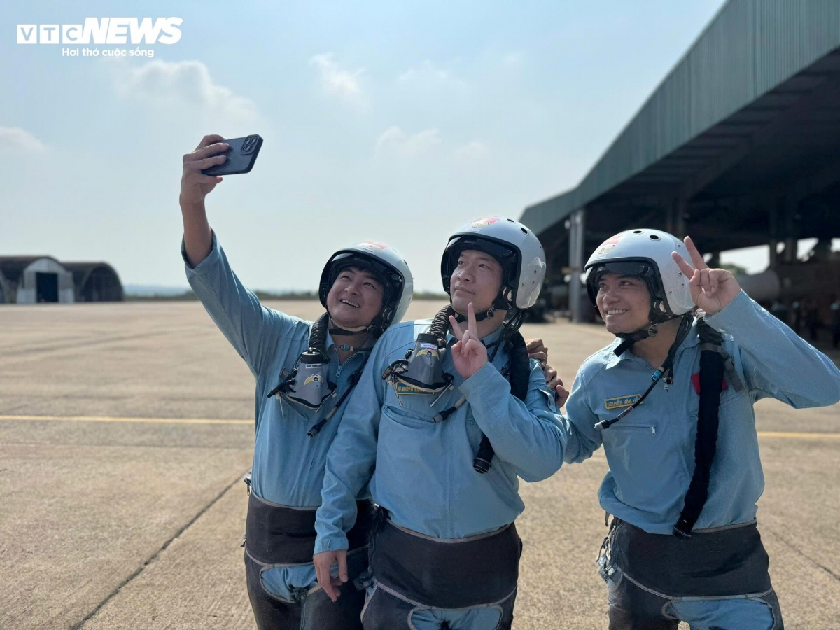 Các phi công tiêm kích Su-30MK2 rạng rỡ sau khi hoàn thànhnhiệm vụ rẽ mây, thả nhiễu trên bầu trời TP.HCM.