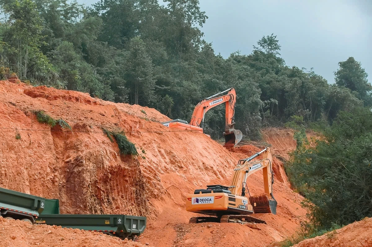 Nhằm bắt kịp mục tiêu thông tuyến trong năm 2025 và hoàn thành trong năm 2026, dự án hiện tập trung 1.955 nhân sự và 683 máy móc, thiết bị, triển khai thi công 55 mũi đồng loạt. Sản lượng thi công đến nay đạt 12,3% hợp đồng.