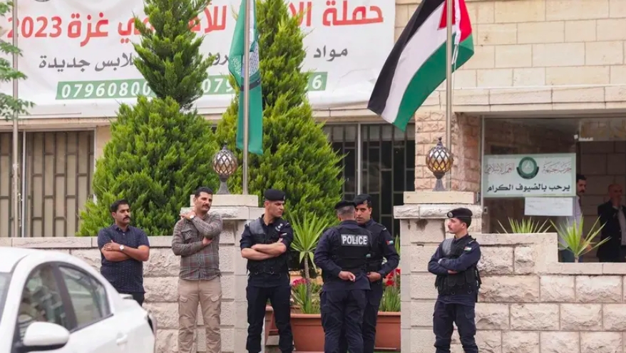 Cảnh sát Jordan đứng bên ngoài văn phòng Mặt trận Hành động Hồi giáo ở Thủ đô Amman, Jordan ngày 23/4/2025 (Ảnh: Reuters)