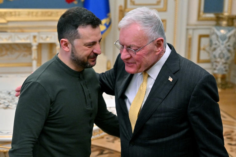 Tổng thống Ukraine Volodymyr Zelensky chào đón Đặc phái viên Mỹ Keith Kellogg vào tháng 2/2025. Ảnh: Getty