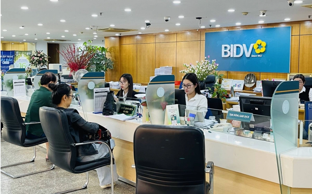 Người trẻ đi vay vốn ngân hàng để mua nhà