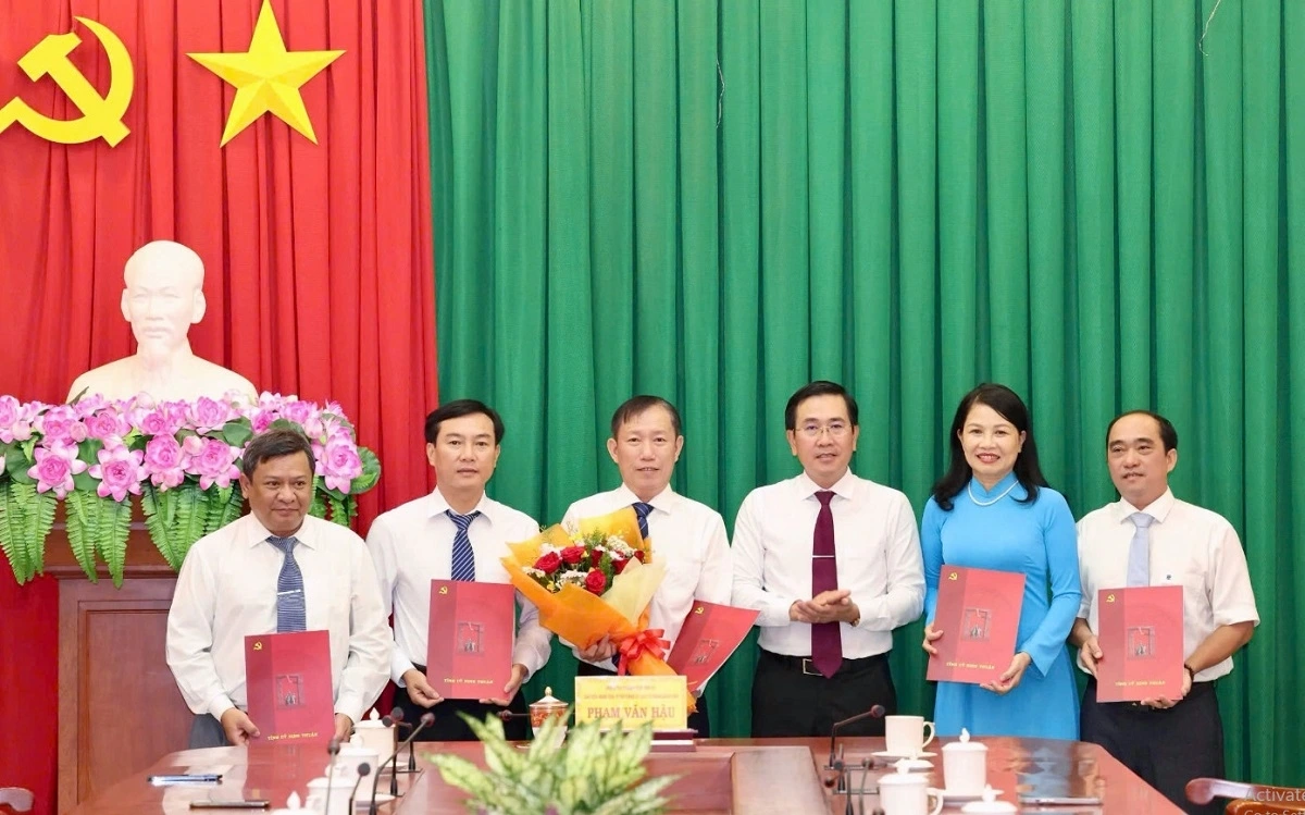 Ông Nguyễn Minh Thái Tổng Biên tập Báo và Đài Phát thanh Truyền hình Ninh Thuận (người cầm hoa). Ảnh: Đài PTTHNT