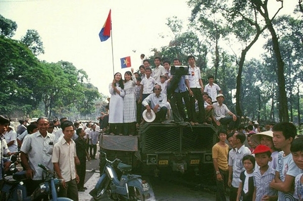 Đường phố Sài Gòn trong ngày 30/4/1975 (ảnh tư liệu)