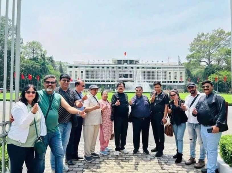 Indian tourists pose for in front of Independence Palace in HCM City.