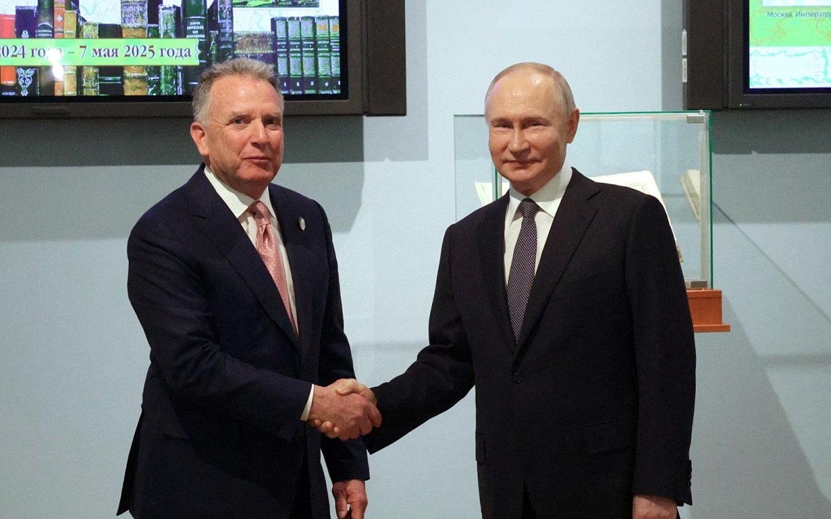 Tổng thống Nga Putin (phải) gặp đặc phái viên của Tổng thống Mỹ Trump, ông Witkoff.