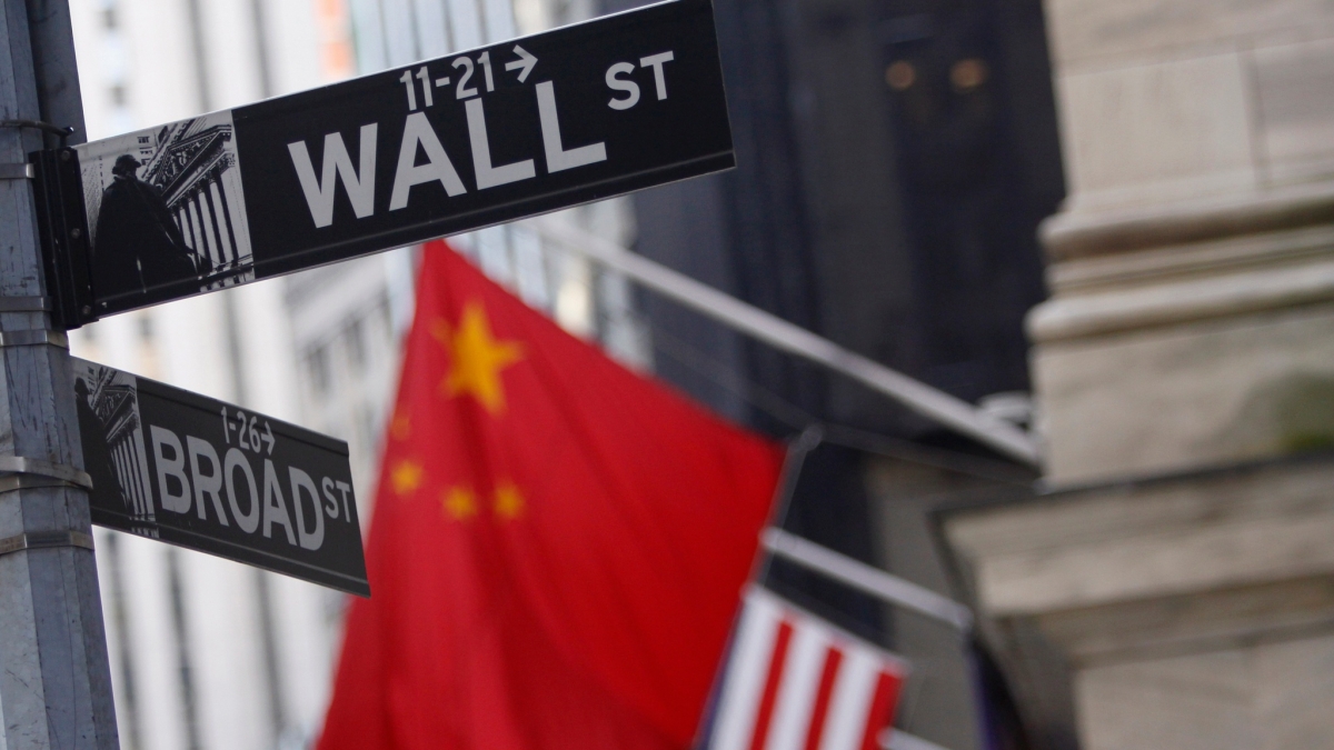 Gần 300 công ty Trung Quốc đang niêm yết tại thị trường Phố Wall (Ảnh: Reuters)