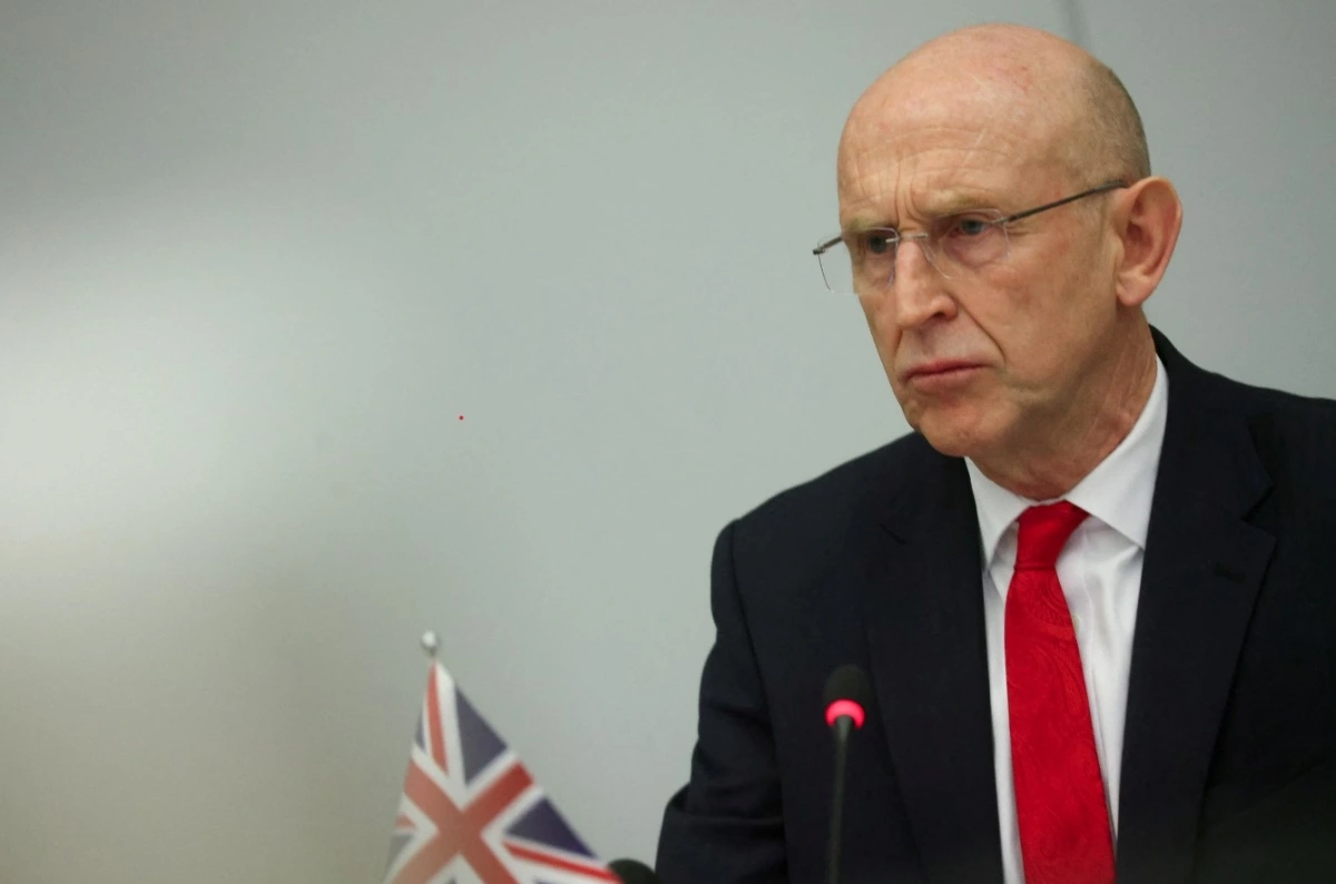 Bộ trưởng Quốc phòng Anh John Healey. Ảnh: Reuters