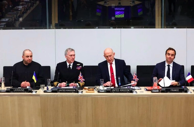 (Từ trái sang) Bộ trưởng Quốc phòng Ukraine Rustem Umerov, Bộ trưởng Quốc phòng Anh John Healey, Tổng tham mưu trưởng Quốc phòng Anh Đô đốc Tony Radakin và Bộ trưởng Quốc phòng Pháp Sebastien Lecornu tham dự cuộc họp tại trụ sở NATO ở Brussels, Bỉ ngày 10/4. Ảnh: Reuters