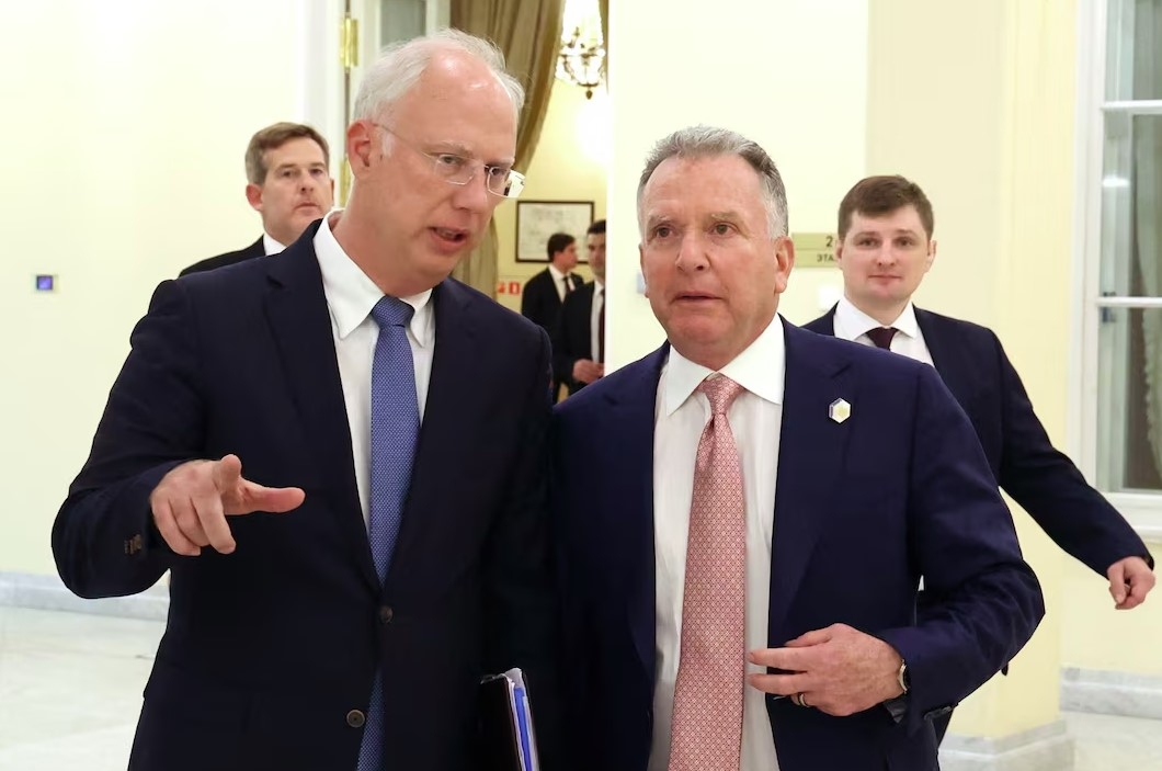 Đặc phái viên Nga về thương mại Kirill Dmitriev (trái) và Đặc phái viên Mỹ Steve Witkoff (phải). Ảnh: Reuters