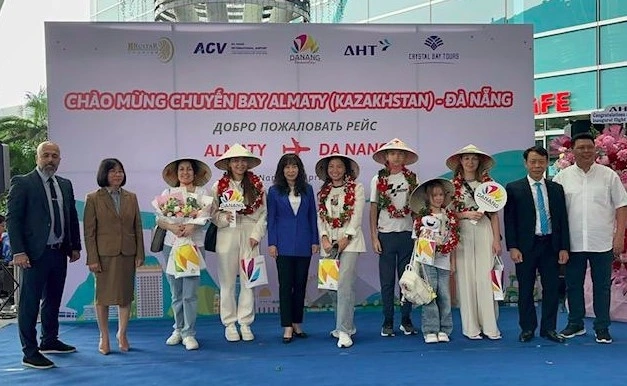 Da Nang welcomes the first flight from Kazakhstan (Photo: vneconomy.vn)
