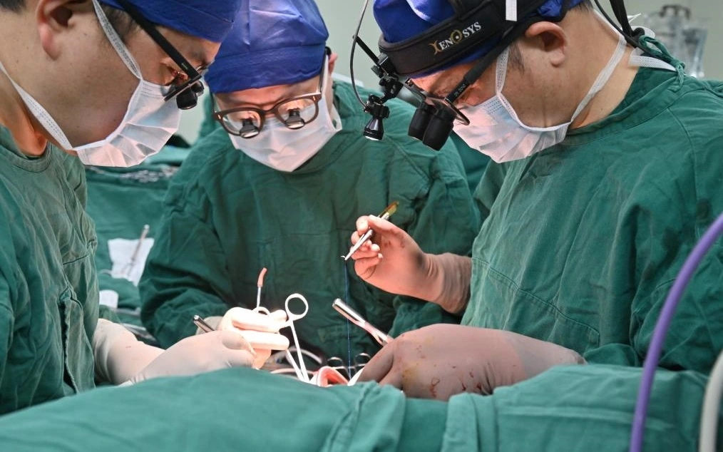 Đội ngũ y tế phẫu thuật cấy ghép trái tim nhân tạo cho bệnh nhi vào ngày 30/3. Ảnh: Tân Hoa xã.