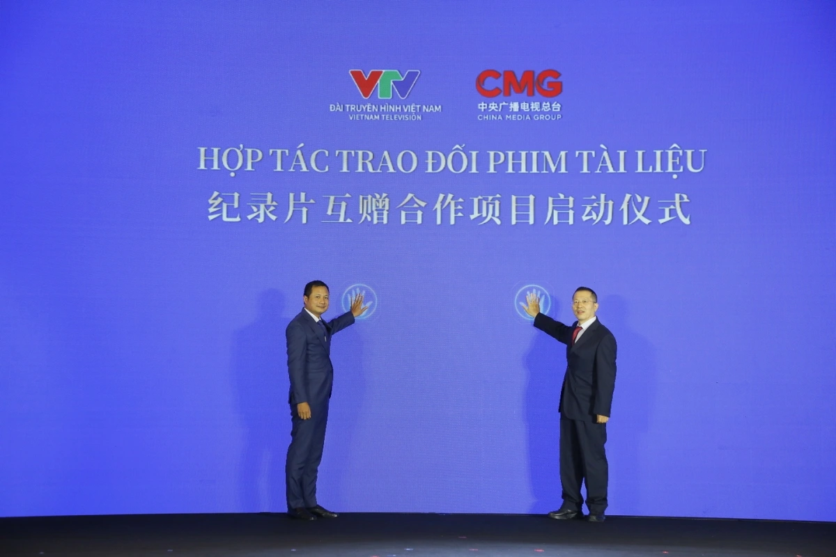 Ông Đỗ Đức Hoàng (trái) - Phó Tổng Giám đốc Đài THVN và ông Lương Kiến Tăng - Chủ nhiệm Ban Biên tập CMG công bố dự án hợp tác trao đổi Phim Tài liệu phát sóng giữa VTV và CMG.
