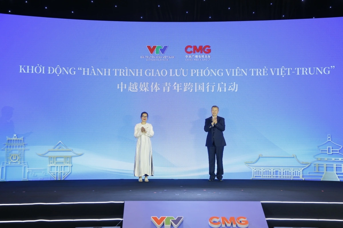 Bà Nguyễn Phương Mai (trái) - Trưởng ban Thời Sự, Đài THVN và ông Lý Phong - Phó Giám đốc Đài PT-TH Trung ương Trung Quốc khu vực châu Á - Thái Bình Dương khởi động Hành trình giao lưu Phóng viên trẻ Việt - Trung.
