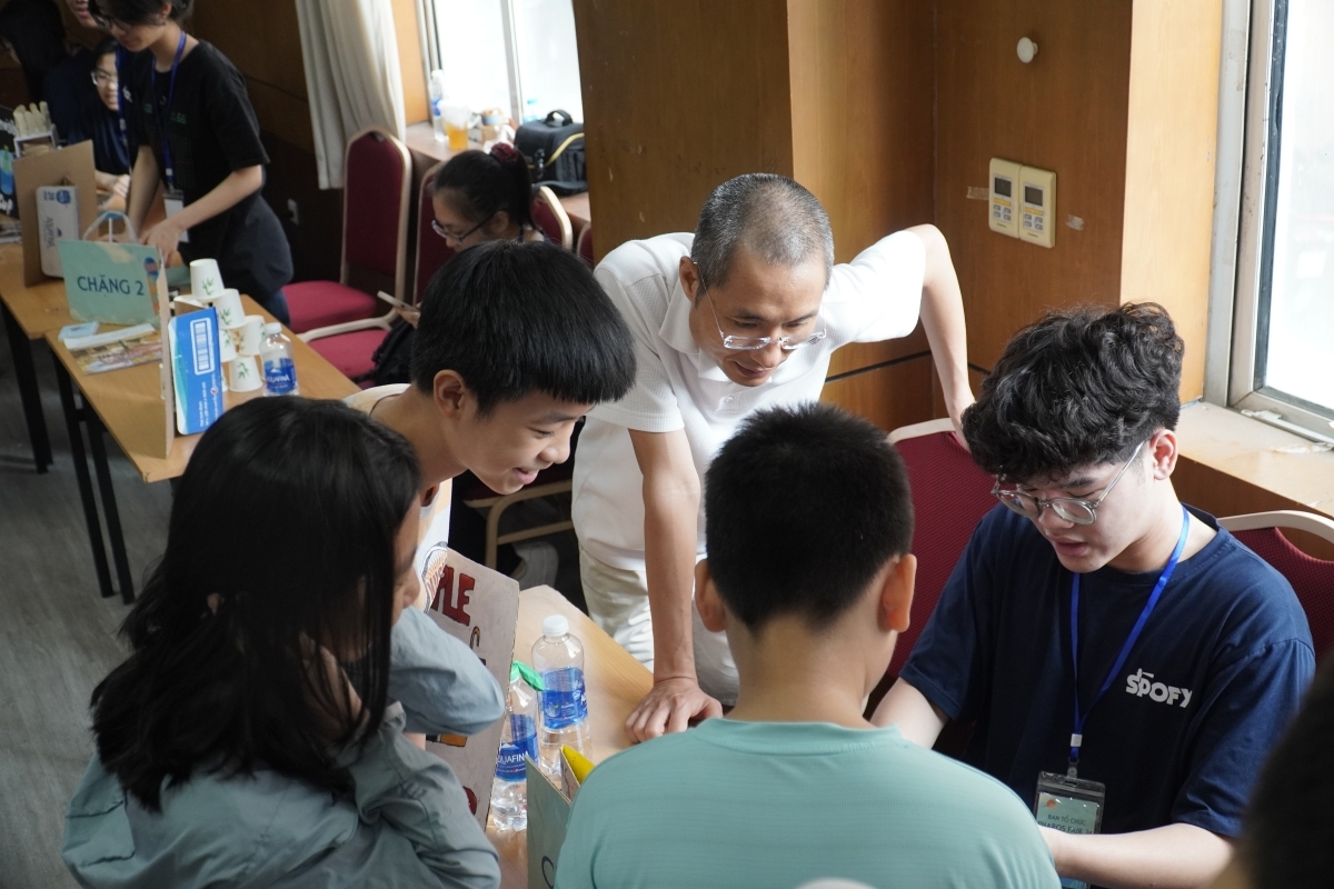Các hội chợ khoa học nên được tổ chức giống như sân chơi để các em chia sẻ những sản phẩm nghiên cứu của cá nhân, nhóm học sinh. (Ảnh: NVCC)