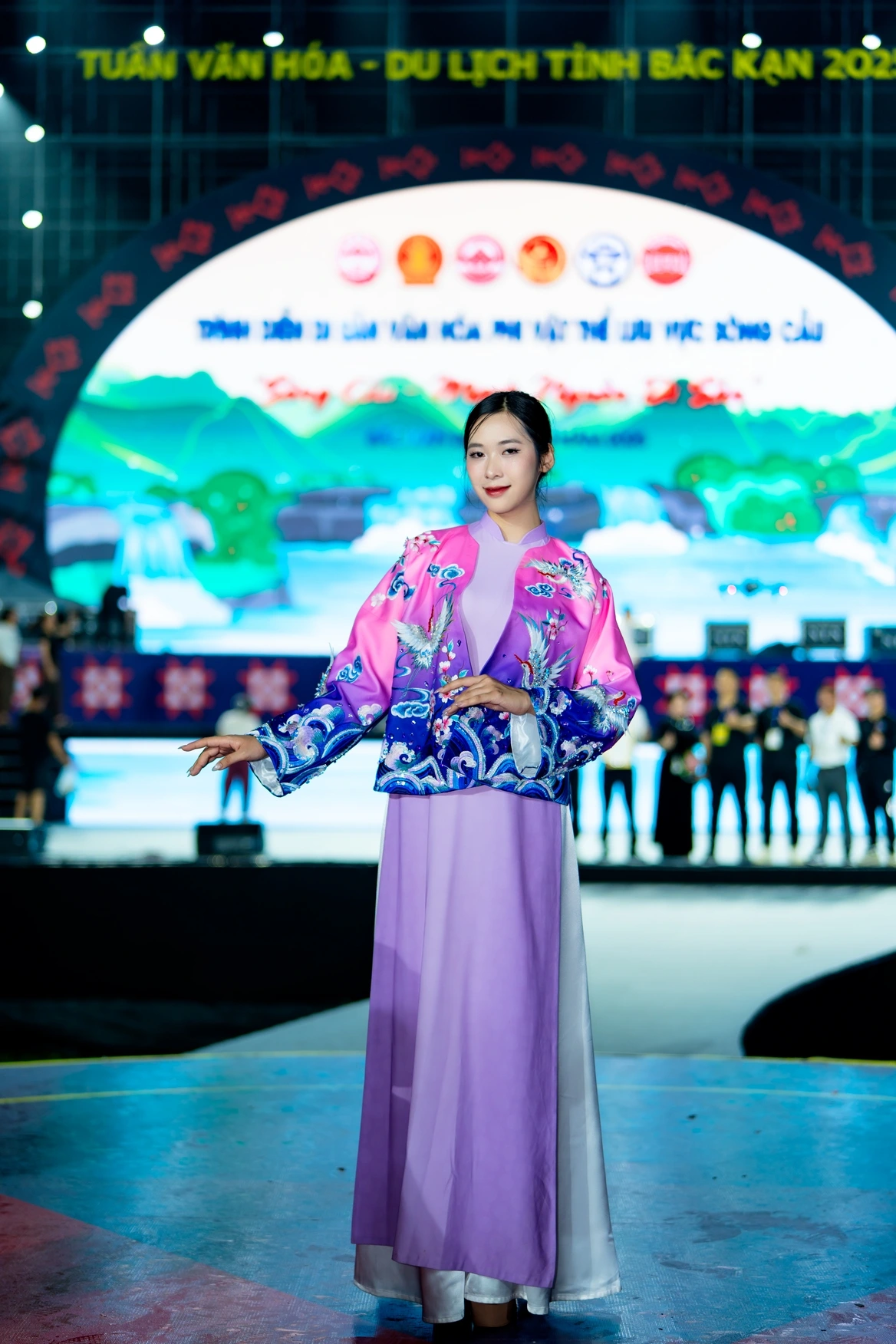 Trước đó tại Hội nghị Tổng kết Công tác năm 2022 của Nhóm Liên kết Phát triển Du lịch giữa TP.HCM và 8 tỉnh Đông Bắc diễn ra tại khu vực hồ Ba Bể, huyện Ba Bể, tỉnh Bắc Kạn, nhà thiết kế Vũ Thảo Giang đã vinh dự trở thành một trong những tác giả nhận giải thưởng thiết kế sản phẩm du lịch tiêu biểu.