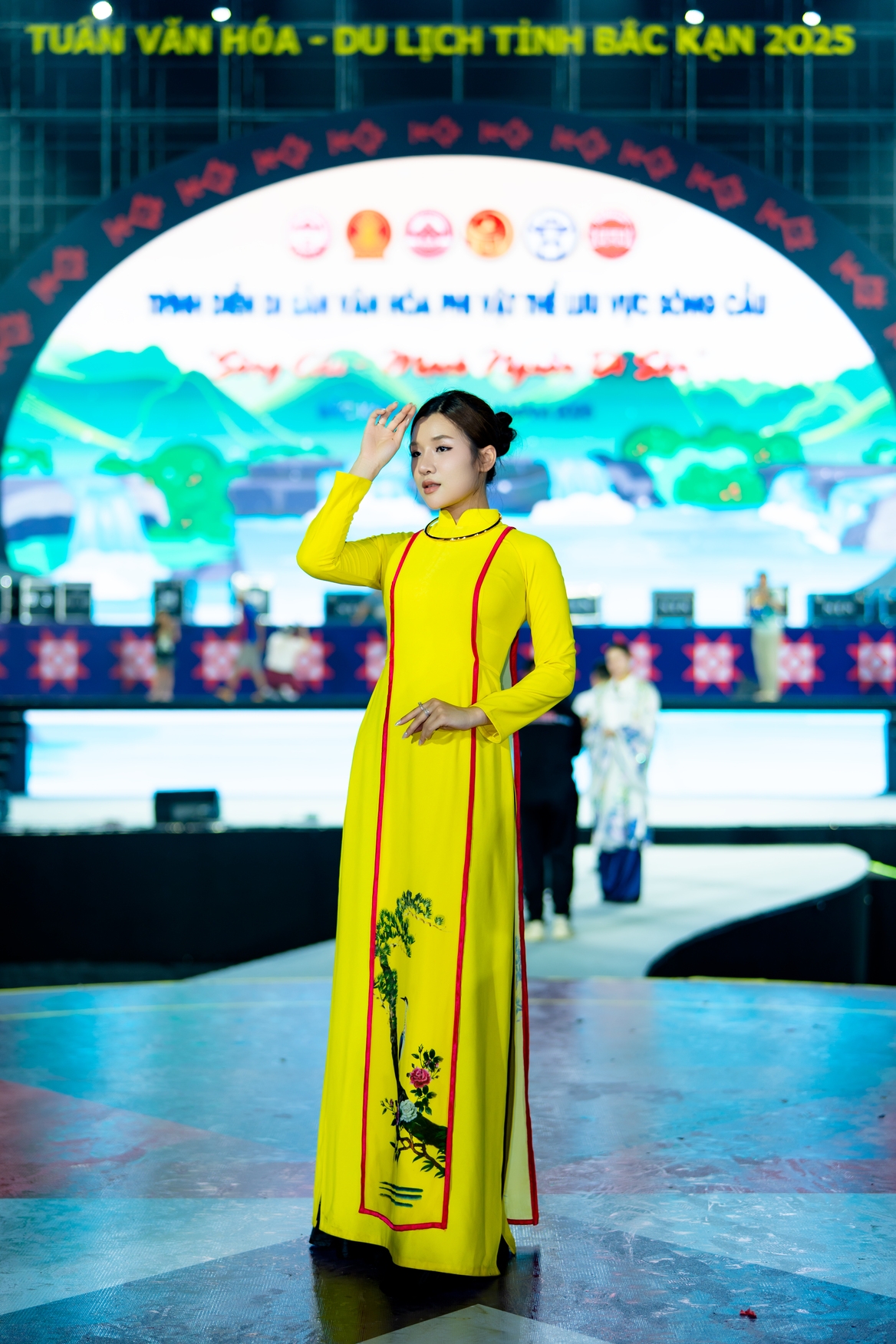 NTK Vũ Thảo Giang chia sẻ: "Mỗi miền đất tôi đi qua, mỗi nét văn hóa tôi khám phá, đều để lại trong tôi những cảm xúc rất sâu sắc. Tôi mong rằng qua từng thiết kế áo dài, hình ảnh thiên nhiên tươi đẹp và kho tàng văn hóa lấy cảm hứng từ văn hoá vật thể và văn hoá phi vật thể của các tỉnh Đông Bắc sẽ được nhiều người biết đến, yêu mến và tự hào hơn".