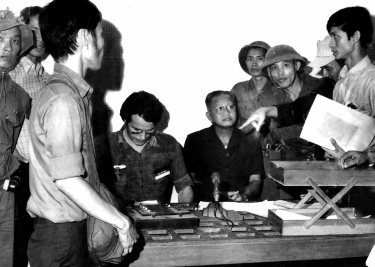 Kiến trúc sư Nguyễn Hữu Thái (người cầm tập tài liệu) tại Đài Phát thanh Sài Gòn trưa ngày 30/4/1975 - Ảnh do nhân vật cung cấp