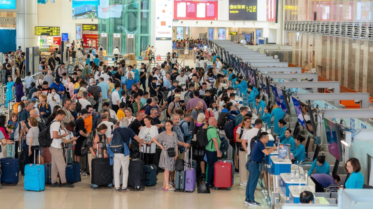 Các Cảng hàng không Quốc tế Nội Bài, đón lượng hành khách tăng cao trong dịp nghỉ lễ 30/4-1/5.
