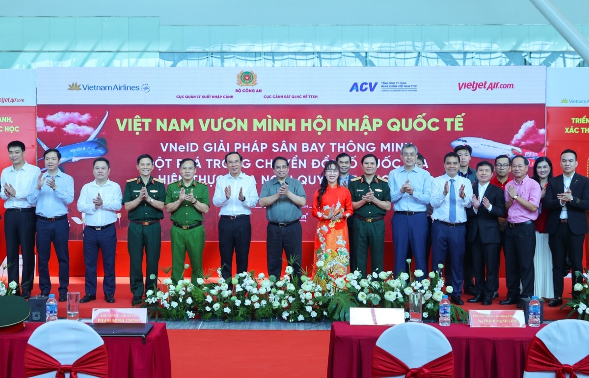 Thủ tướng Phạm Minh Chính và các đại biểu bấm nút triển khai giải pháp ứng dụng định danh, xác thực điện tử và nhận diện sinh trắc học