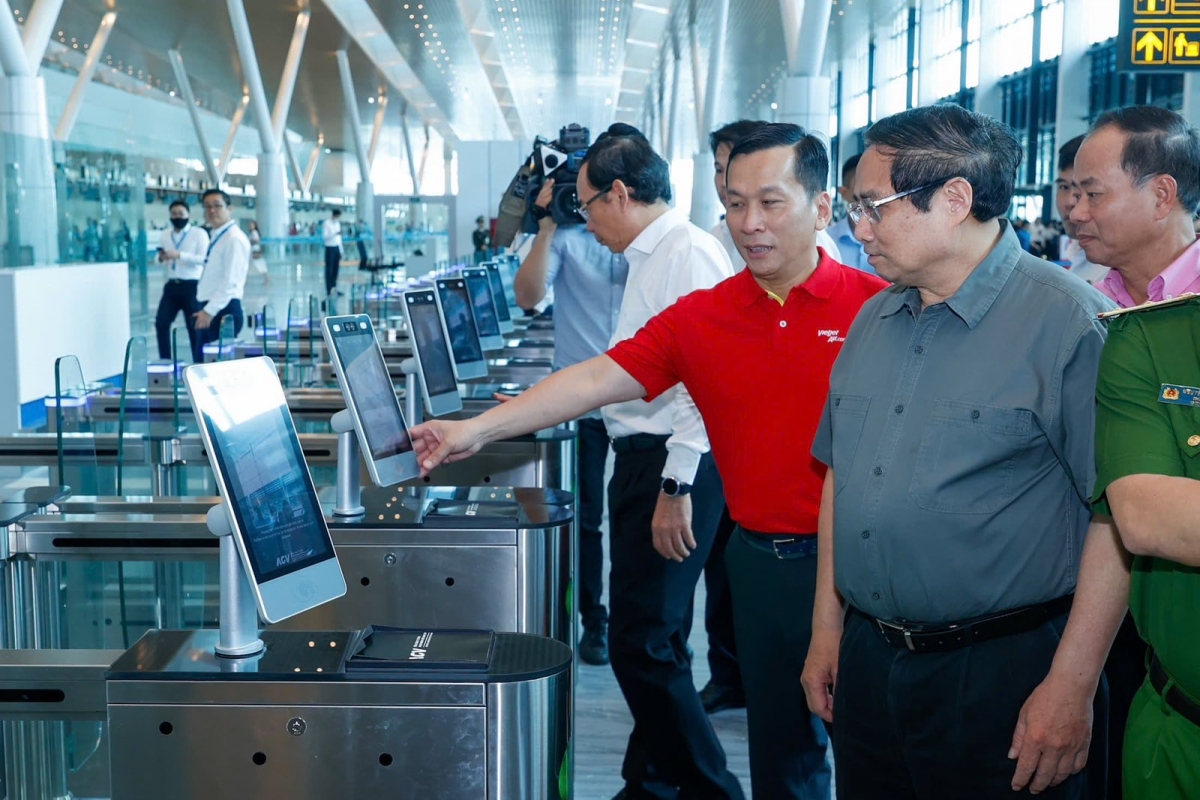 Thủ tướng trải nghiệm qua cửa an ninh không giấy tờ, hoàn toàn nhận diện khuôn mặt