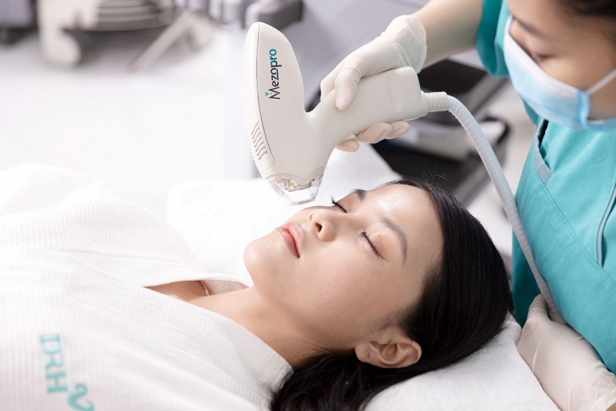 Khách hàng đang trải nghiệm liệu trình Mezopro siêu năng tại DRH