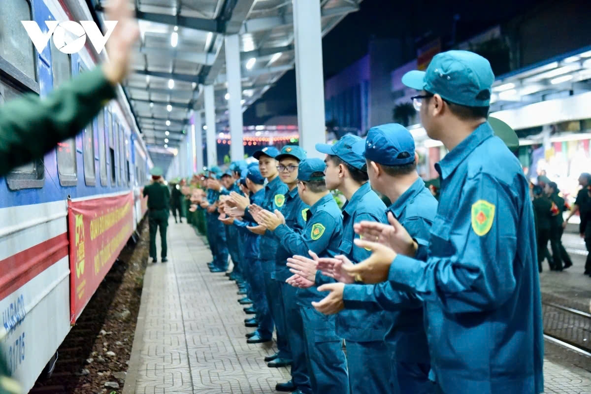 Lực lượng diễu binh dịp kỷ niệm 50 năm ngày giải phóng miền Nam đến ga Biên Hòa