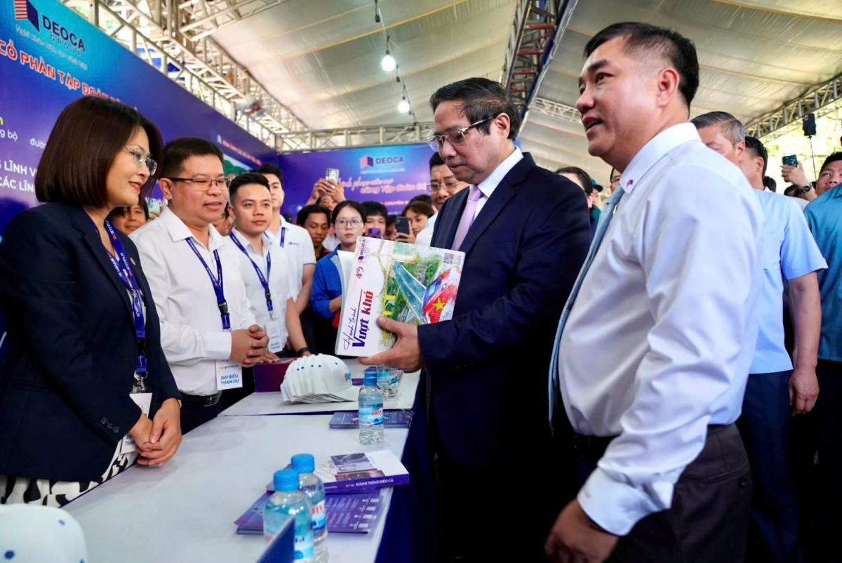 Thủ tướng Chính phủ Phạm Minh Chính tham quan gian hàng của Tập đoàn Đèo Cả tại ngày hội khởi nghiệp 2025.