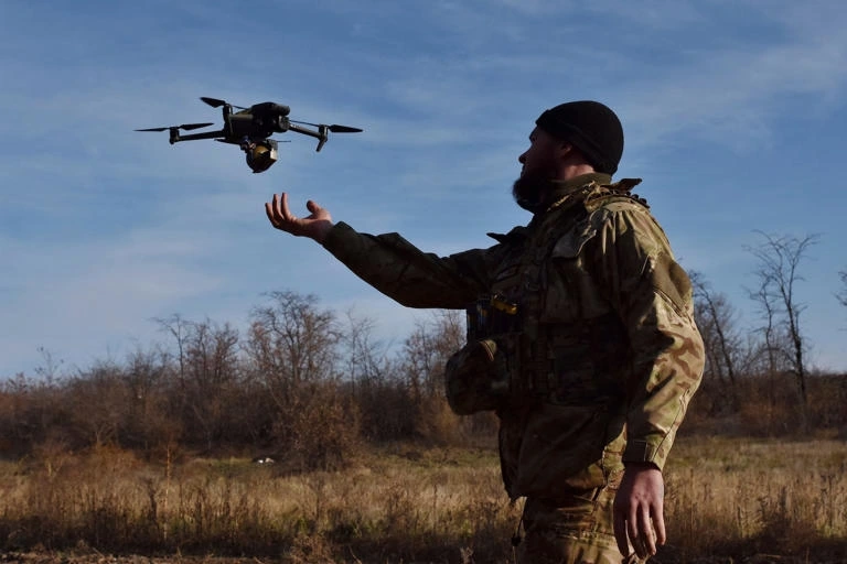 Binh sỹ Ukraine vận hành UAV trên chiến trường. Ảnh: Getty