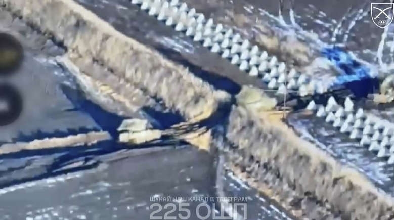 Hình ảnh cắt từ video cho thấy đoàn xe tăng Ukraine đi xuyên qua công sự của Nga.