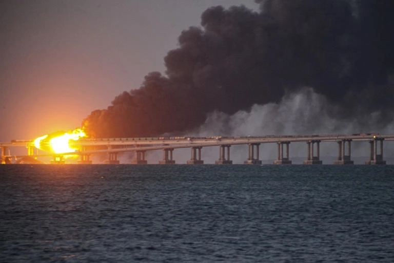 Một cuộc tấn công của Ukraine vào cầu Crimea. Ảnh: Reuters
