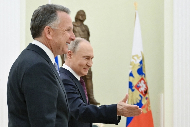 Tổng thống Nga Vladimir Putin chào đón đặc phái viên Mỹ Steve Witkoff tại Điện Kremlin ngày 25-4 - Ảnh: SPUTNIK