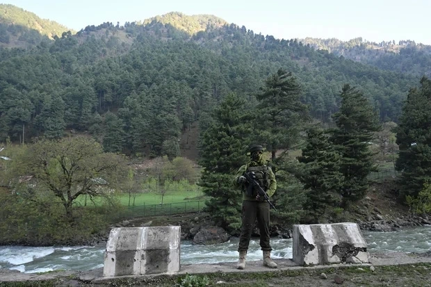 Một binh sĩ bán quân sự Ấn Độ làm nhiệm vụ canh gác tại Pahalgam, phía nam Srinagar, thuộc khu vực Kashmir do Ấn Độ kiểm soát, ngày 23/4/2025. Ảnh: Getty